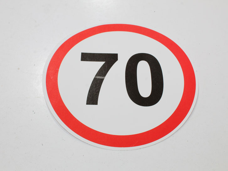 Наклейка ограничитель скорости "70"