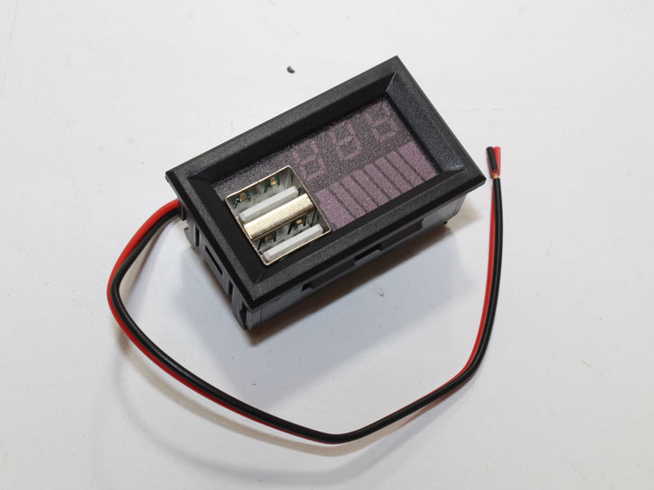 Вольтметр цифровой ВРЕЗНОЙ 6-12-24 V  0.36 с индикатором контроля АКБ 2 порта USB 3.1A
