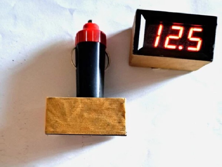 Вольтметр цифровой в прикуриватель 12-24 V (3 знака)  0.56 без предохранителя (завод.экран)