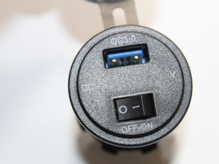 Гнездо прикуривателя 12/24v USB - QC 3,0 + вольтметр с кнопкой ON/OFF  врезное с крышкой c подсветкой цвет зеленый