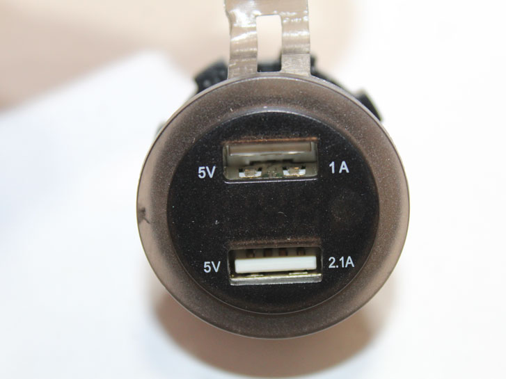 Гнездо прикуривателя 12-24v  2USB  3,1А (2,1А+1А)+ вольтметр, врезное с крышкой, цвет подсветки синий