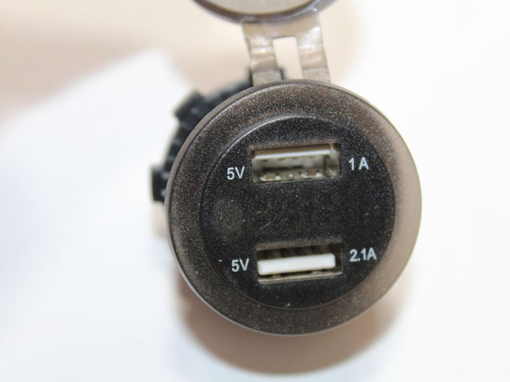 Гнездо прикуривателя 12-24v  2USB  3,1А (2,1А+1А)+ вольтметр, врезное с крышкой, цвет подсветки зеленый