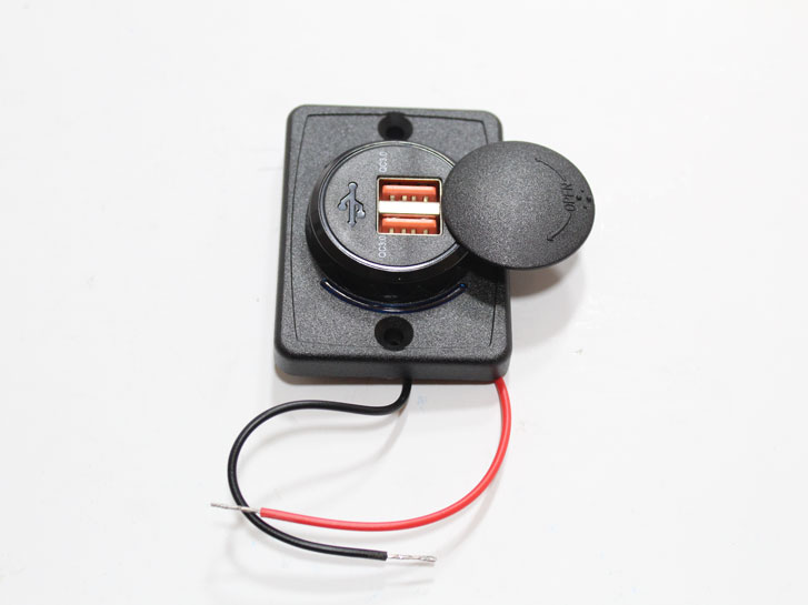 Накладное зарядное устройство с крышкой 2 USB QC3.0, DC 12-24V. Цвет подсветки синий. Посадочный размер 48*64
