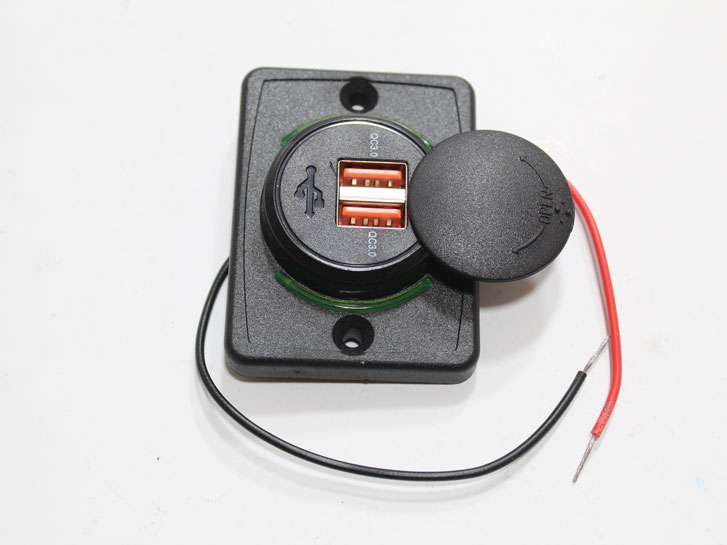 Накладное зарядное устройство с крышкой 2 USB QC3.0. DC 12-24V. Цвет подсветки зеленый. Посадочный размер 48*64