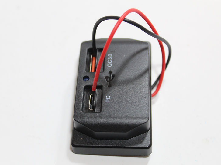 Накладное зарядное устройство с крышкой USB QC3.0(18W) + TYPE-C PD(30W). DC 12-24V. Цвет подсветки синий. (прямокутний