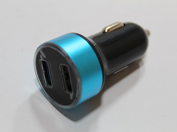 Штекер в прикуриватель DC 12-24V, 2 USB 3,1А (2,1А+1А)  + вольтметр (дисплей между USB) цвет подсветки синий (по кругу).