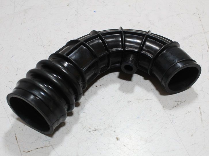 Патрубок воздушного фильтра к дросселю ВАЗ 2110-12, 2170 (гофра) длинное колено (16кл.) 2112-1148035