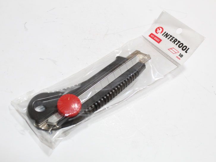 Нож канцелярский сегментный 18мм пластм. усил. с винтовым замком