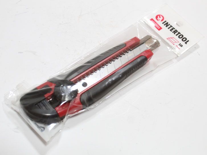 Нож канцелярский сегментный 18мм пластмассовый усиленный с винтовым замком, резиновая ручка